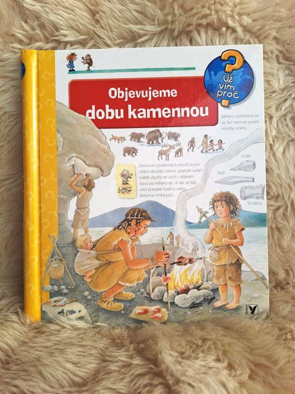Kniha Objevujeme dobu kamennou